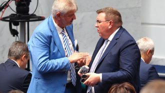 „Между 500 млн. и 2.4 млрд. лева“: Депутатски сметки за заплатите на медиците