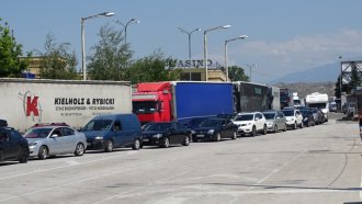 ТИР блъсна пешеходец в Кресна и блокира пътя за Гърция