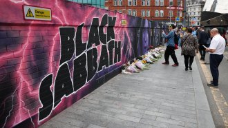 Ози Озбърн и „Блек Сабат“ се завърнаха в британските музикални класации