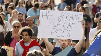 Гневни от подигравката на управляващите медици излизат на нов протест