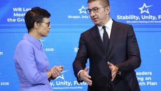 Еврокомисар: Целта е Северна Македония да започне преговори веднага щом промени конституцията