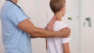 Омбудсманът настоява държавата да поеме корсетите на децата с гръбначни изкривявания