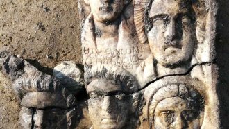 Жителите на древния град Хераклея Синтика са взимали златни обеци, монети и керамични съдове със себе си в гроба