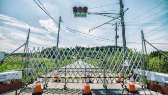 Почва от Фукушима бе доставена в офиса на японския премиер, за да се покаже, че тя вече не е опасна