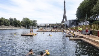 Париж затвори зоните за плуване в Сена ден след откриването им