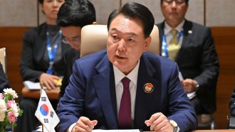 Южнокорейската прокуратура внесе искане за задържане на бившия президент Юн Сук-йол