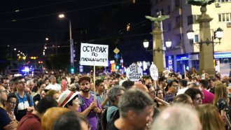 „Вън бухалката на Пеевски“. Протестът срещу Сарафов блокира „Орлов мост“ (видео)