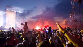 Пронацистки поздрави на концерта на националистическия хърватски певец Томпсън