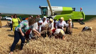 Киселова откри жътвата в село Манастирище през уикенда (Галерия)