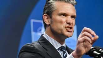 Хегсет спрял военната помощ за Украйна с подвеждащ аргумент