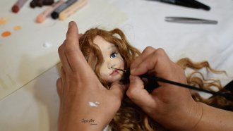 „Родени“ в Русе кукли покоряват момичета или колекционери (видео)