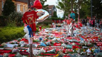 Хиляди на „Анфийлд“ и в родния град на Диого Жота почетоха паметта му