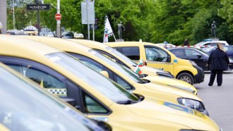 Първа отсрочка: Близо 3 месеца гратис за такситата за цените и в лева, и в евро