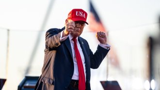 САЩ подновиха доставките оръжия за Украйна, руската пропаганда заговори за „байдънизация“ на Тръмп