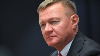 Уволненият от Путин руски министър на транспорта се е застрелял, не е ясно дали преди или след уволнението