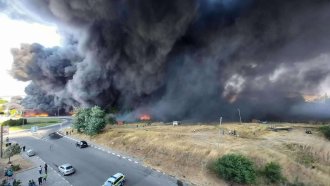 Пожар в завод за пластмаси и токсични газове в Средец