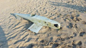 Сапьори унищожиха военен дрон на плаж край Созопол (видео)