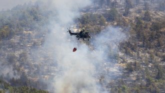 Два вертолета „Кугар“ гасят пожарите край Струмяни и Харманли