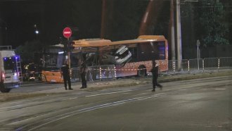 Арест и обвинение за шофьора на влетялата в автобус кола, убила пътник в София (видео)