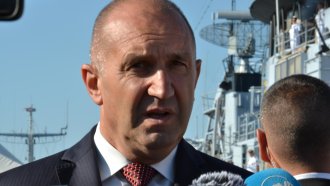 Вето от Радев: Бързането с еврото изпразни хазната и сега разпродават държавата