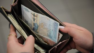 Средната заплата стигна 2572 лв. бруто