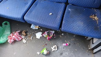 Свинщината във влаковете е заради пътници