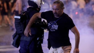 Офисите на управляващата партия в Сърбия бяха подпалени в пета поредна вечер на протести