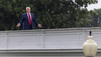 Тръмп се качи на покрива на Белия дом и се пошегува, че ще сложи ядрени ракети