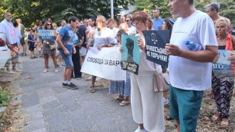 Протест заради задържания кмет на Варна пред ресторант, управляван от Пламенка Димитрова