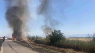 Пожар край магистрала „Тракия“ при Пазарджик, трафикът е затруднен