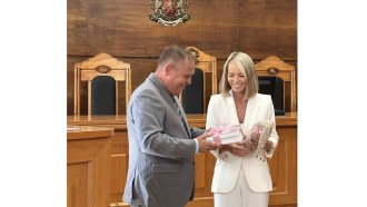 Съдия Дани Каназирева получи плюшено зайче от шефа на ВАС за добре дошла