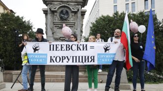 Протест „Пеевски=Корупция“ блокира движението край паметника на Левски в София