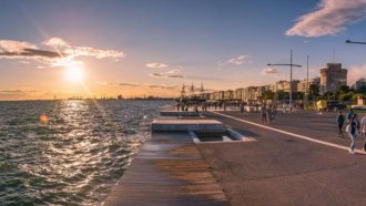 Българка е арестувана в Солун, оставила малките си деца без надзор