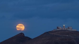 Кървава луна-жътварка изгрява тази седмица, танцувайки със Сатурн в нощното небе