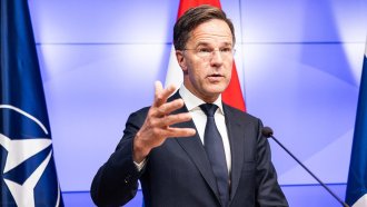 „Заплахата от руснаците се увеличава“. За разлика от Желязков шефът на НАТО видя хибридни действия в заглушаването на полети