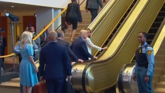 Ескалатор в ООН спря пред Тръмп и Мелания: случайност или заговор?