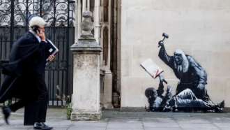 Нов стенопис на Банкси се появи на Кралския съд в Лондон