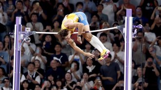 Чудото Дуплантис със световен рекорд от 6.30 м на овчарски скок