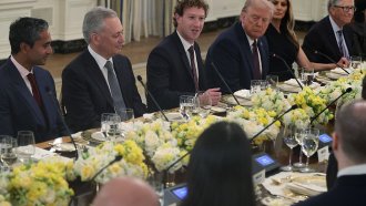 Вечеря с техномагнати: Тръмп обяви, че ще наложи мита за чипове, ако производството им не е в САЩ