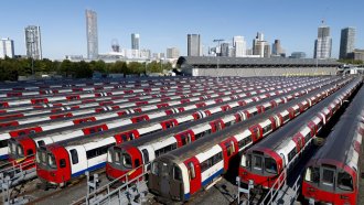 Лондон е втори ден без метро, жителите разчитат на лодки и велосипеди