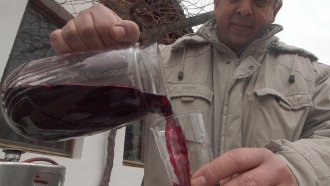 Нови правила: Домашно вино и ракия, само ако си отгледаш плодовете