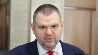 Пеевски поиска СОС да спре Терзиев за по-скъп паркинг в София