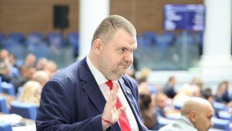 „Да, България“ сигнализира за 100 млн. лв. разлика в обявените доходи на Пеевски