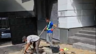 Разбиват жълтите павета при парламента заради Пеевски, сигнализираха от ДБ