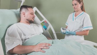 Болногледачи и здравни асистенти разтоварват сестрите и попълват глада за кадри в болниците