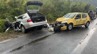 Кола се блъсна в тир край Враца, има жертва и двама тежко ранени