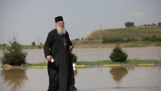 Почина отец Иван, който се грижеше за отритнатите