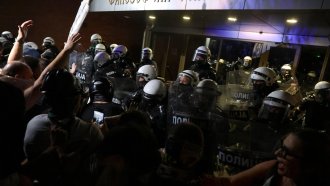 Сблъсъци между полиция и демонстранти при нови протести в Сърбия