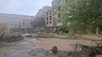 Трима загинали при потопа в Източна България, стотици бяха в снежен капан на запад