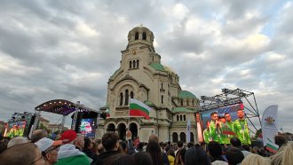 „Шампиони в сърцата“. Хиляди посрещнаха националите по волейбол в София (видео)
